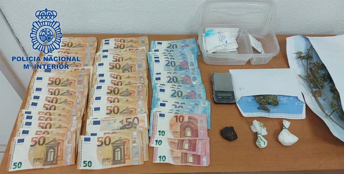 Tres detenidos por venta de droga al menudeo en dos viviendas de Russafa y Exposició