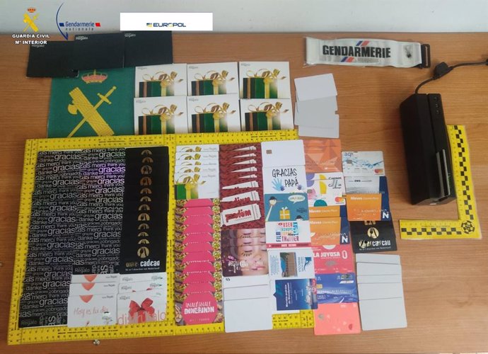 Les detencions han tingut lloc a Tarragona, Saragossa, Castelló i Frana, on s'han trobat armes de foc, i més de 7.000 euros