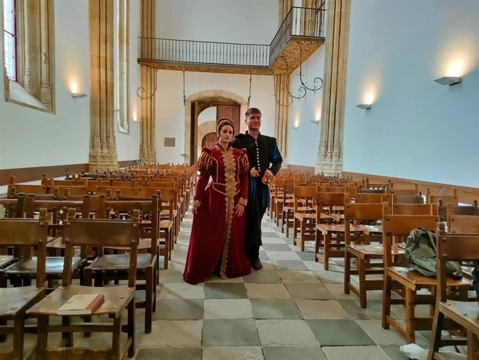 Representación histórica de Felipe II y María Manuela de Portugal en el Colegio Fonseca de Salamanca