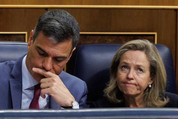 Archivo - El presidente del Gobierno, Pedro Sánchez y la vicepresidenta primera y ministra de Asuntos Económicos y Transformación Digital, Nadia Calviño.