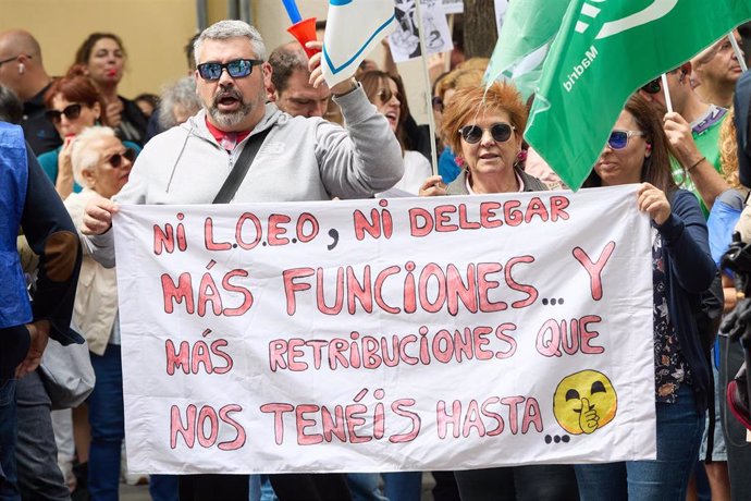 Funcionarios de Justicia sujetan una pancarta durante una concentración frente a la sede nacional del PSOE.