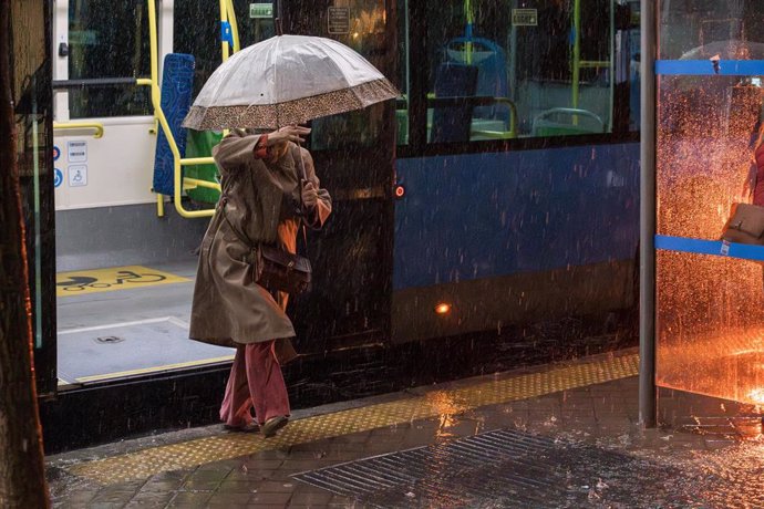 Una mujer con paraguas bajo la lluvia, a 29 de mayo de 2023, en Madrid (España). La Agencia Estatal de Meteorología (Aemet) ha avisado de la alerta naranja en Madrid por la tormenta que ha dejado varias incidencias en la tarde de hoy. Las fuertes lluvia