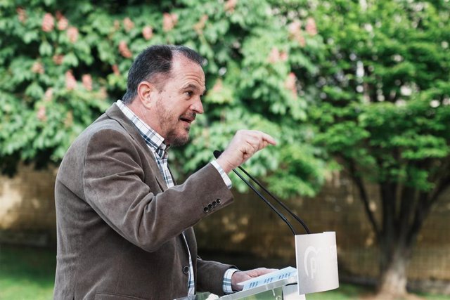 El presidente del PP vasco, Carlos Iturgaiz, interviene durante un mitin con los candidatos vascos del PP, a 16 de mayo de 2023, Santurtzi, Bizkaia, País vasco (España). 