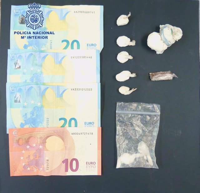 Papelinas de cocaína, hachís y dinero en efectivo incautados al hombre detenido por vender droga en la vía pública en Calas de Mallorca (Manacor) a un turista