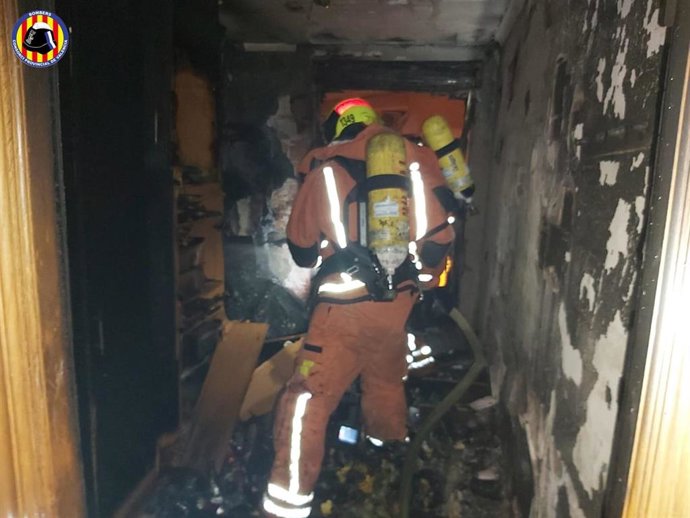 Un incendio calcina una habitación en una vivienda de Llíria