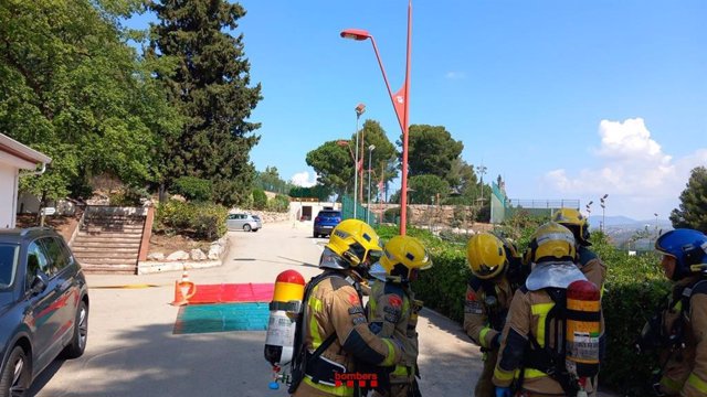 Els bombers contenen una fuita de clor a la piscina de Sant Andreu de la Barca (Barcelona)