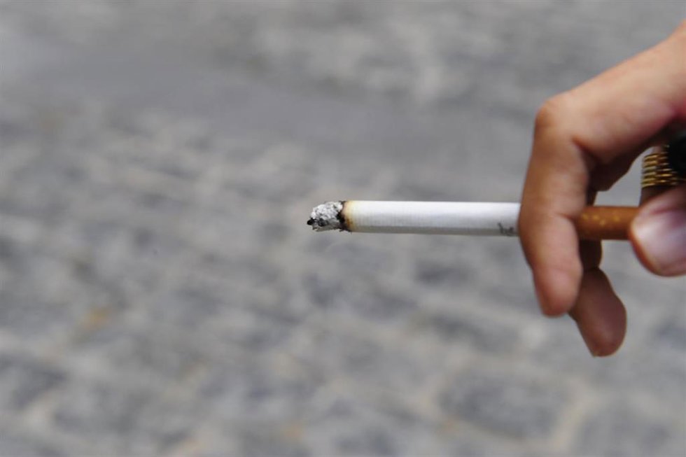 Archivo - Persona fumando.