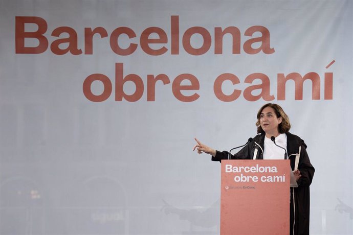 La alcaldesa de Barcelona y candidata a la reelección, Ada Colau, interviene en un acto de campaña.