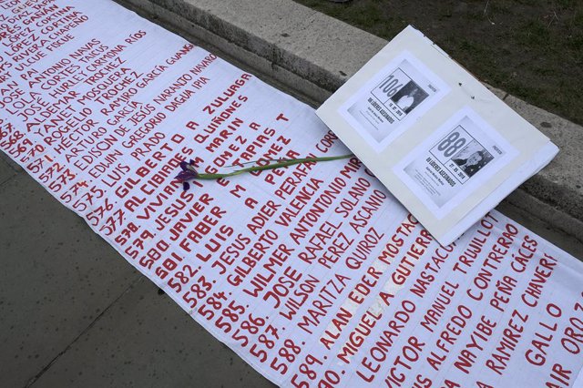 Archivo - July 26, 2019, London, Greater London, United Kingdom: 50m long banner seen on the pavement in Trafalgar Square with the names of 700 social leaders who have been killed in Colombia in the past three years...Colombians gathered outside the BBC i