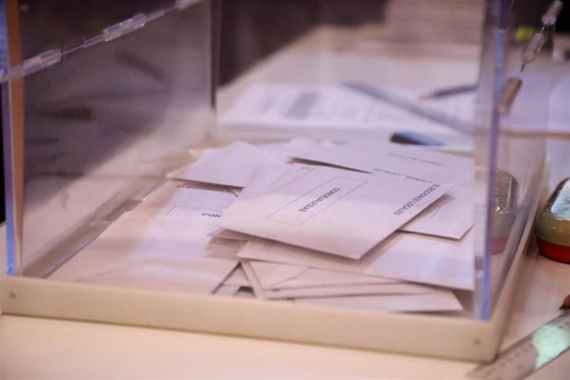 Papeletas dentro de la urna de votaciones