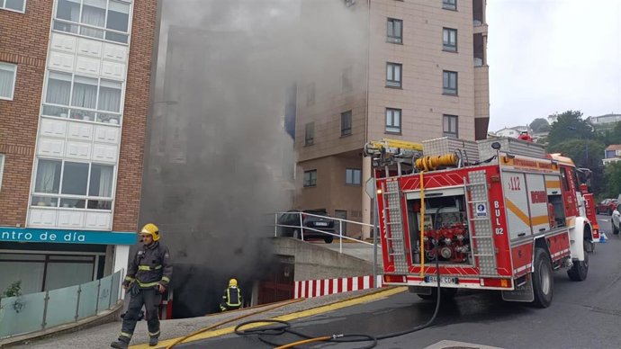 Un incendio calcina dos vehículos y daña un garaje en Culleredo (A Coruña)