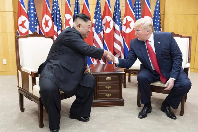 Archivo - Kim Jong Un y Donald Trump en la Zona Desmilitarizada entre Corea del Norte y Corea del Sur en junio de 2019
