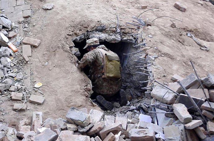 Archivo - Militares paquistaníes investigan un escondite de un grupo armado 