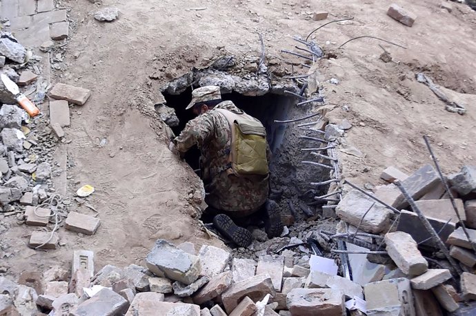 Archivo - PESHAWAR, Feb. 2, 2023  -- An army soldier searches for victims at the bomb blast site in northwest Pakistan's Peshawar on Jan. 31, 2023. The Pakistani police have found a network of terrorists behind the deadly suicide bombing on a mosque in 