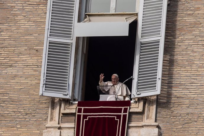 Archivo - 01 January 2023, Vatican, Vatican City: Pope Francis delivers his blessing as he recites the Angelus noon prayer from the window of his office overlooking Saint Peter's Square. The Vatican announced, that Pope Emeritus Benedict XVI passed away