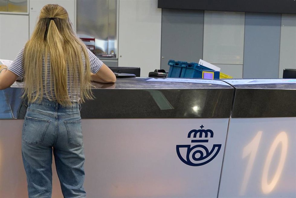 Solicitud del voto por correo en una oficina de Correos