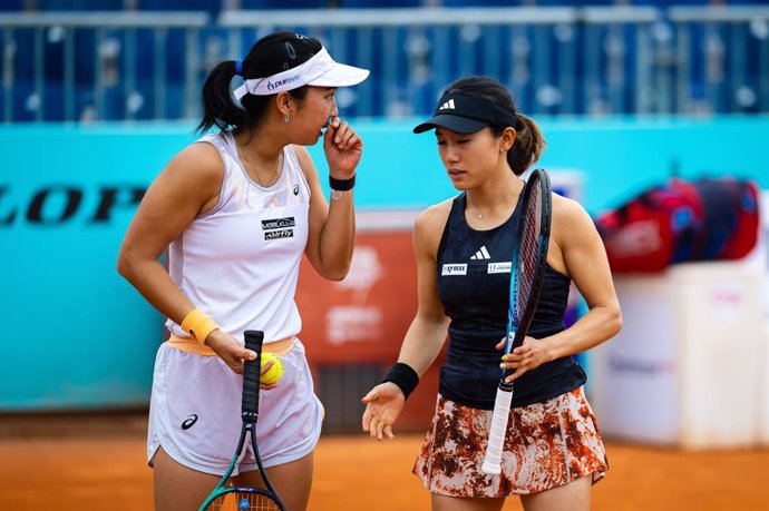 Archivo - Aldila Sutjiadi of Indonesia & Miyu Kato of Japan in action during the first round of doubles at the 2023 Mutua Madrid Open WTA 1000 tennis tournament