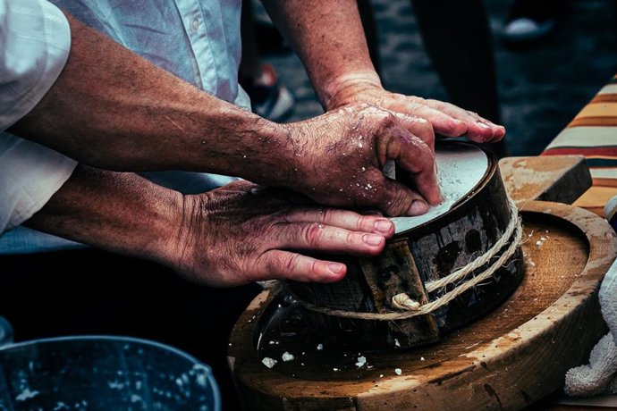 Archivo - Elaboración tradicional del queso de Roncal.