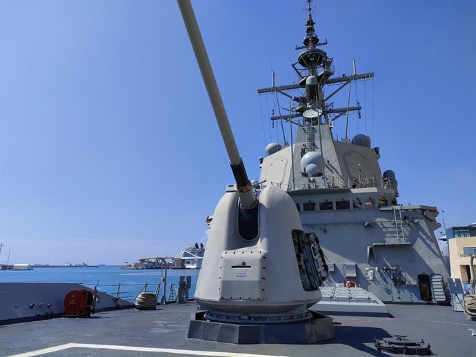 La Fragata F-105 'Cristóbal Colón' de la Armada española celebra en el Puerto de Barcelona dos jornadas de puertas abiertas por el Día de las Fuerzas Armadas