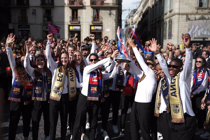 Las jugadoras en la plaza Sant Jaume