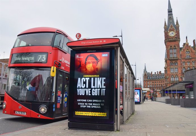 Archivo - January 21, 2021, London, United Kingdom: Act Like You've Got It' sign is pictured at a bus stop in King's Cross, London..England remains under lockdown as the government battles to keep the coronavirus pandemic under control.