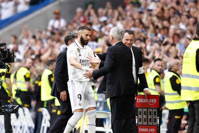 Karim Benzema of Real Madrid saludates to Carlo Ancelotti during the spanish league, La Liga Santander, football match played between Real Madrid and Athletic Club de Bilbao at Santiago Bernabeu stadium on June 04, 2023, in Madrid, Spain.