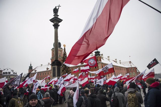 Archivo - January 21, 2023, Warsaw, Poland: Protesters hold placards and wave Polish flags during the march in Warsaw. Hundreds of people took part in an anti-war march under the slogan ''This is not our war'' organized by a nationalist group called Compa