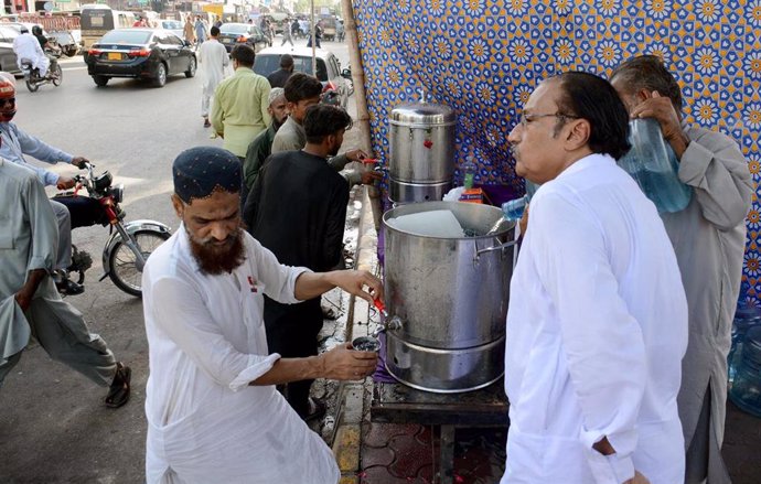 Archivo - Ola de calor en Karachi, Pakistán 