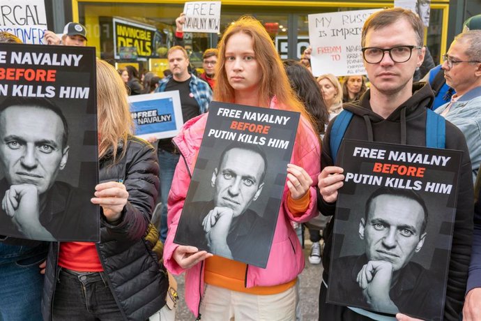 Archivo - Imagen de archivo de manifestantes con pancartas a favor de la libertad de Alexei Navalni y contra Vladimir Putin en Times Square, EEUU