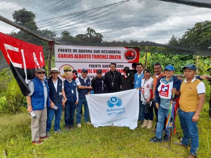 Misión humanitaria de la Defensoría del Pueblo recibe a patrullero de la Policía que estaba en poder del ELN en el Cauca