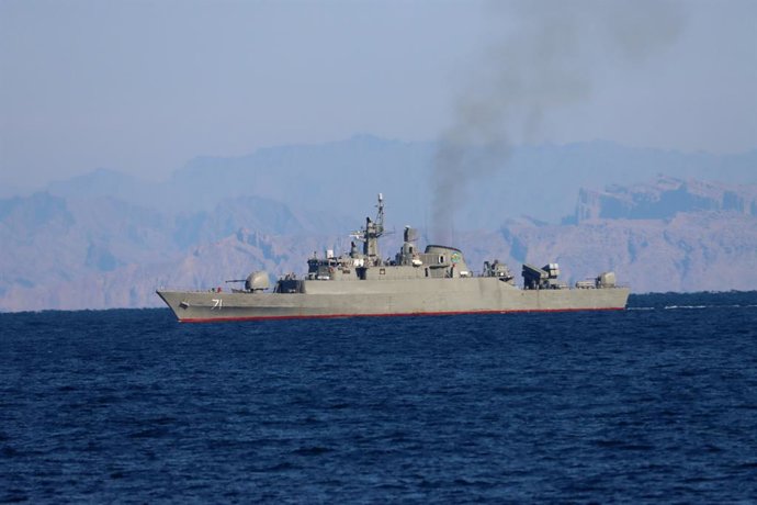 Archivo - Imagen de archivo de un barco iraní durante un ejercicio militar cerca del estrecho de Ormuz