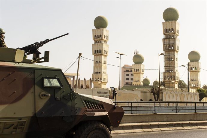 Archivo - Imagen de archivo del Ejército y la Policía en el centro de Dakar ante las protestas a favor del líder opositor Ousmane Sonko