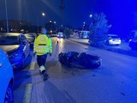 Herido muy grave un hombre en Madrid al perder el control de su moto y chocar con coches aparcados