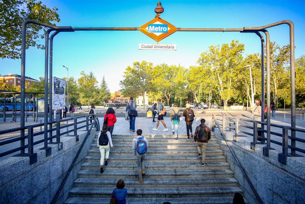 Archivo - Varios jóvenes salen del Metro de Ciudad Universitaria.
