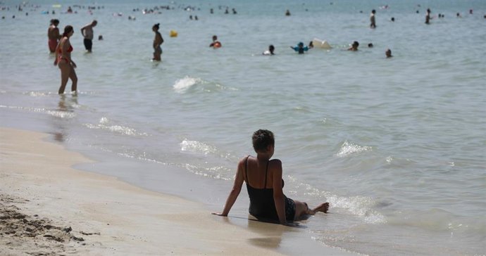 Archivo - 05 August 2022, Spain, Palma: People bath in the sea on a warm summer day in Palma. Photo: Clara Margais/dpa