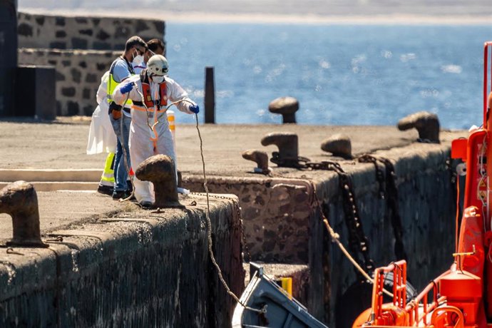 Archivo - Varios trabajadores ayudan a embarcar al barco de Salvamento Marítimo al Muelle de La Cebolla con la patera de 34 migrantes, a 1 de septiembre de 2021, en Lanzarote, Islas Canarias (España). La patera con los migrantes fue avistada al norte de