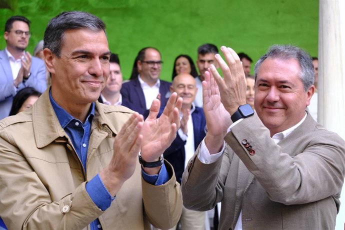 Archivo - El presidente del Gobierno de España y secretario general del PSOE, Pedro Sánchez, (i) junto al secretario general del PSOE de Andalucía y Portavoz del Grupo Parlamentario Socialista, Juan Espadas, (d) en una foto de archivo en Úbeda (Jaén).