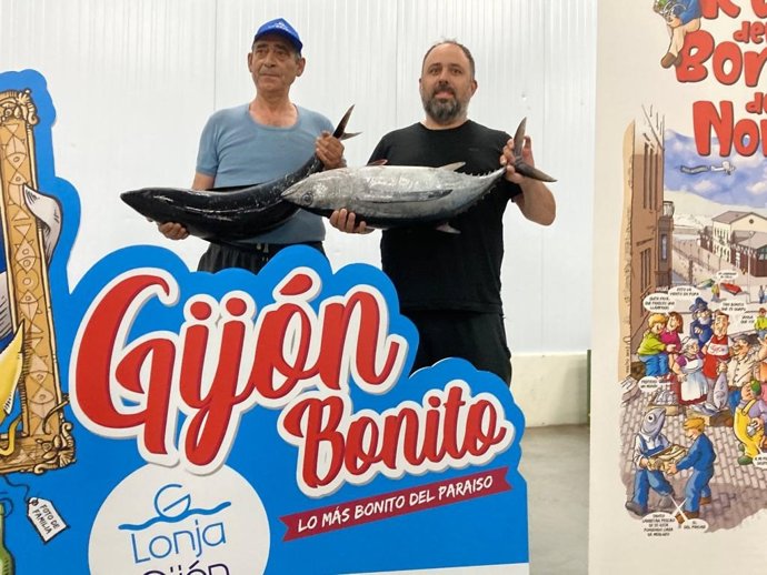Alexis Suárez (dcha), de Capturas del Cantábrico, y el patrón del María Digna Dos, Juan Carlos García Suárez, en el inicio de la temporada de bonito en El Musel, en Gijón.