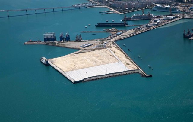 Archivo - Nueva terminal de contenedores del Puerto de Cádiz