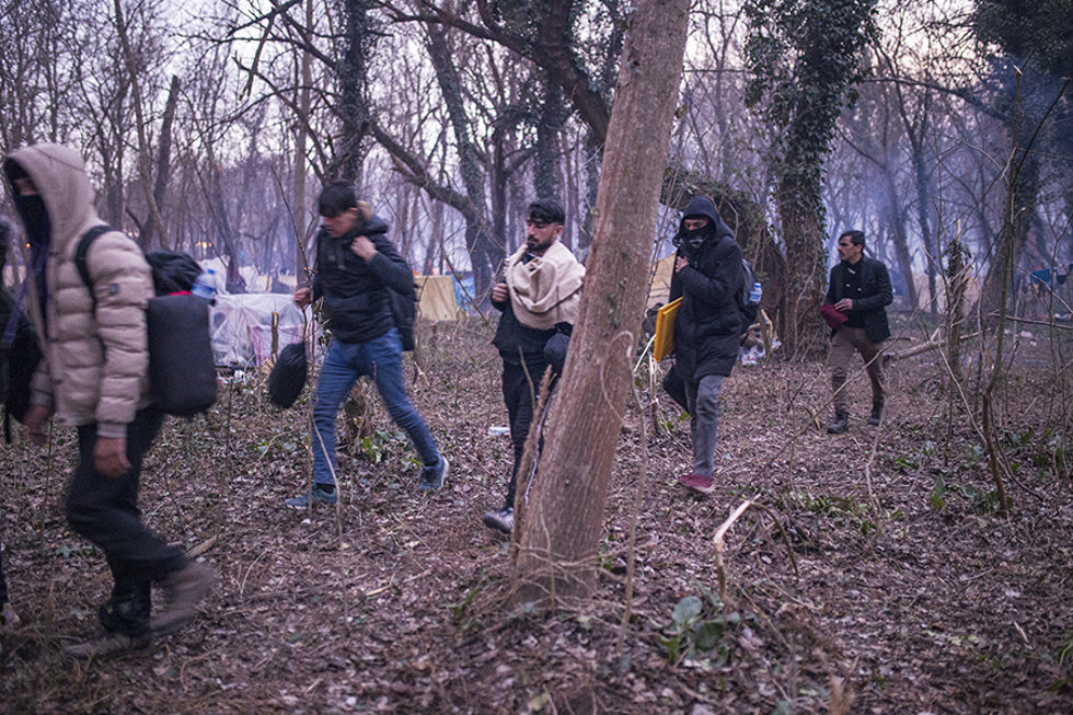 Archivo - Migrantes en territorio turco, cerca de la frontera entre Turquía y Grecia (archivo)
