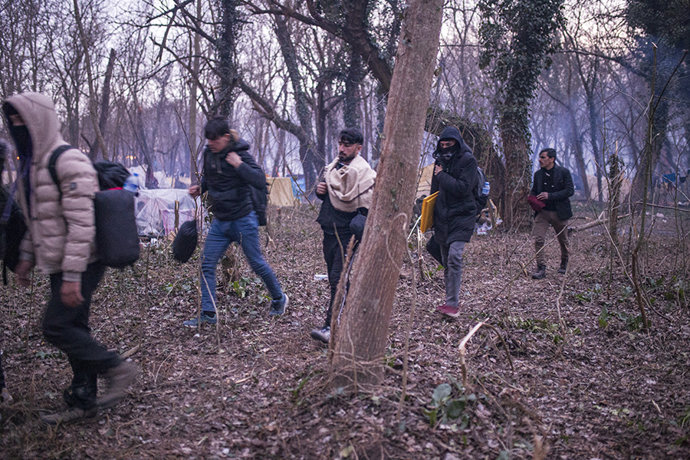 Archivo - Migrantes en territorio turco, cerca de la frontera entre Turquía y Grecia (archivo)