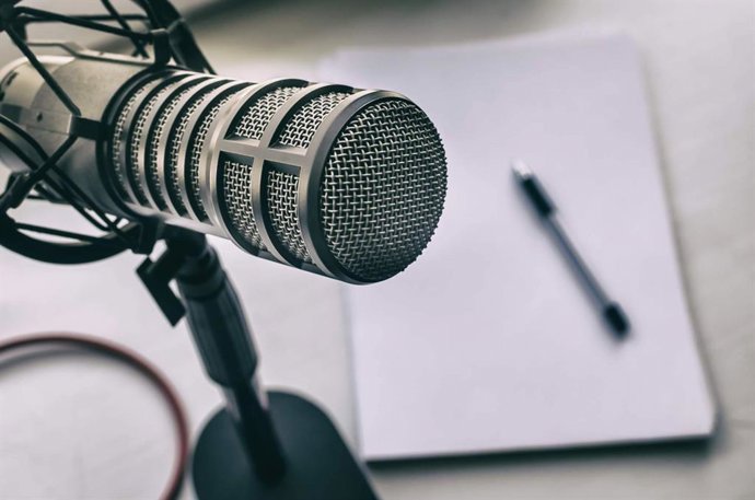 El podcast '3 Generaciones' ha llegado al ranking de los 70 más escuchados - Shutterstock