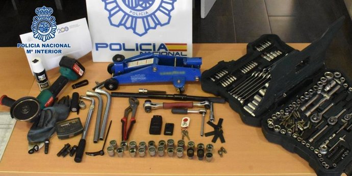 Detenido una pareja por robar llantas de nueve coches de alta gama