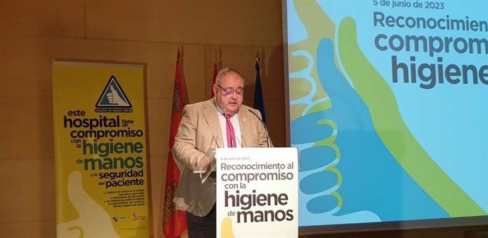 El consejero de Sanidad, Alejandro Vázquez, durante su intervención en la inauguración del acto de entrega de los premios 'Reconocimiento al compromiso con la higiene de manos' en las Cortes de Castilla y León