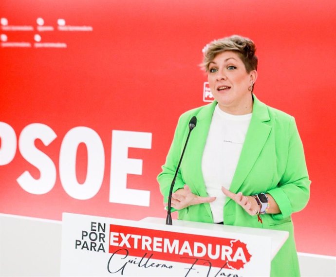 La portavoz del PSOE de Extremadura, Soraya Vega, ofrece una rueda de prensa