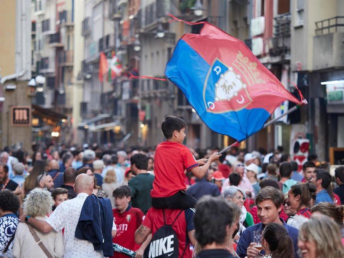 Aficionados se reúnen, antes del partido de fútbol entre Osasuna y el Real Madrid, en las inmediaciones del estadio El Sadar, a 6 de mayo de 2023, en Pamplona, Navarra (España).