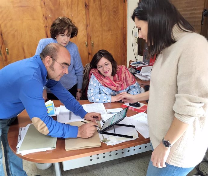 La diputada en funciones con técnicos de la Diputación.