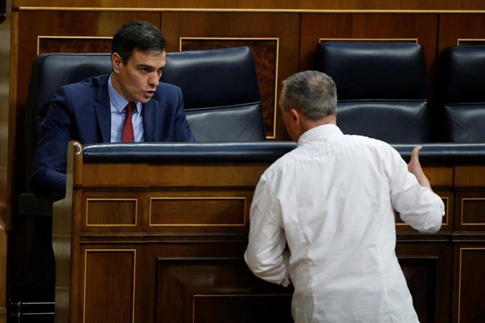 Archivo - El diputado de Compromís, Joan Baldoví, conversa con el presidente del Gobierno, Pedro Sánchez, en una imagen de archivo