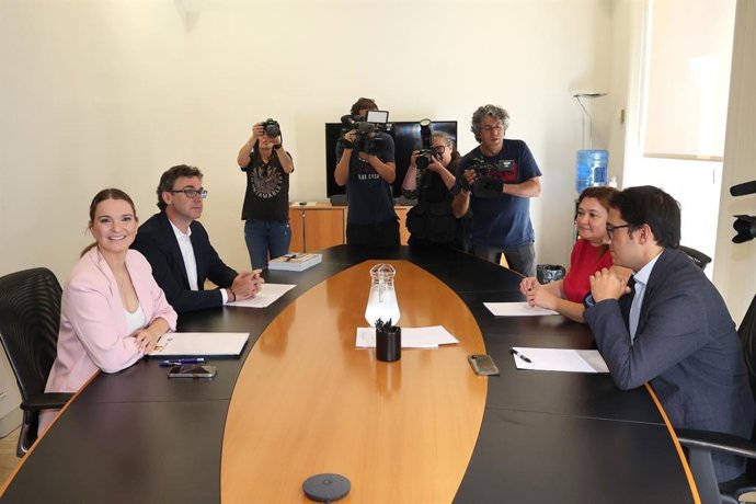 Prohens, Costa, Garrido y Negueruela en la sala Maura del Parlament.