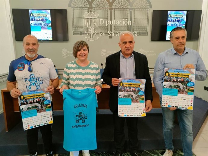 Presentación de la Carreta Popular Solidaria Ariadna de Salamanca con la presencia de Francisco Forteza, Pilar Lázaro, Jesús María Ortiz y Casimiro Blanco, de izquierda a derecha